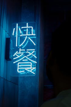 快递深夜投入智能柜；用户取件面临额外费用；多渠道维权指南详解。