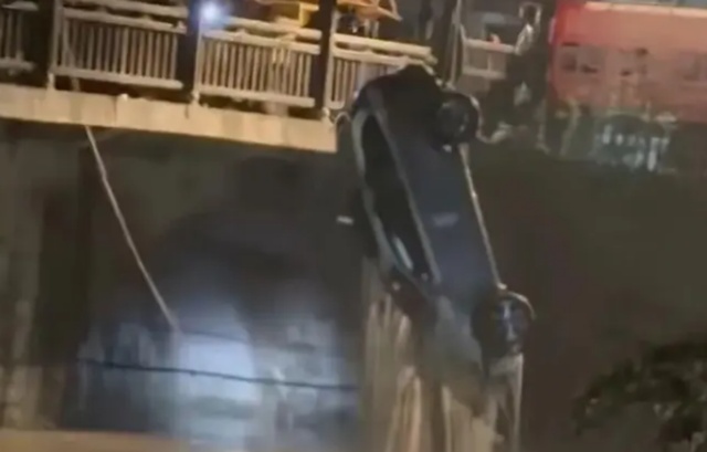  【技术深度】暴雨夜新手驾驶：五个致命环节如何叠加成一场灭门惨剧 新闻 【技术深度】暴雨夜新手驾驶：五个致命环节如何叠加成一场灭门惨剧 新闻